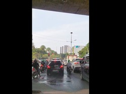 Tolong! Rel Layang Metropole Jakpus Bocor Merusak Aspal di Bawahnya