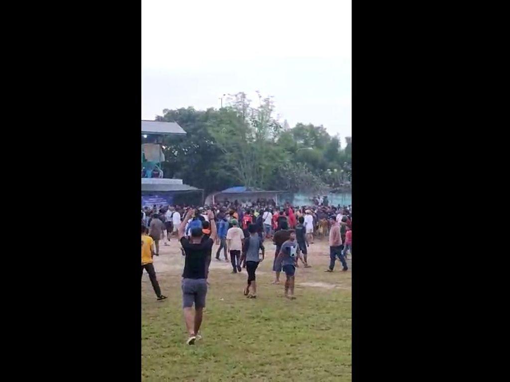 Pertandingan Sepakbola Tarkam di Tangsel Ricuh, Penonton Masuk Lapangan