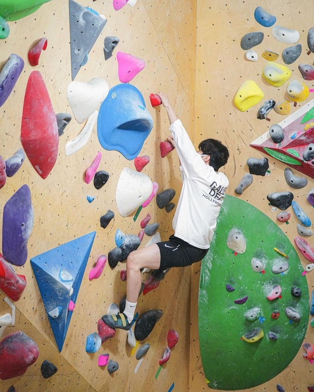 Kim Seon Ho sedang berlatih wall climbing untuk persiapan teater Touching the Void