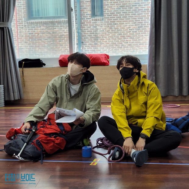 Kim Seon Ho sedang membaca skrip bersama aktor teater Touching the Void