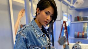 Foto: Gaya Denim on Denim Aghniny Haque yang Supercool, Bisa Jadi Inspirasi