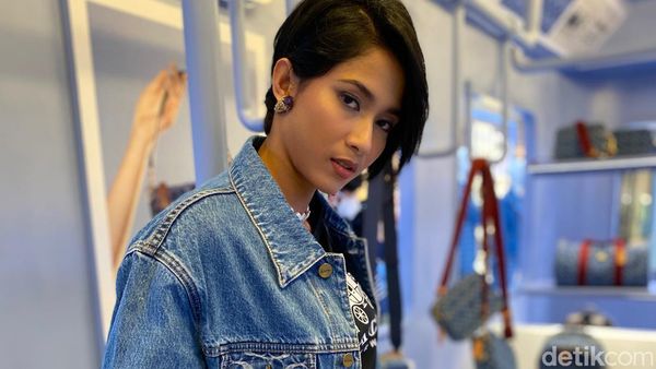 Foto: Gaya Denim on Denim Aghniny Haque yang Supercool, Bisa Jadi Inspirasi