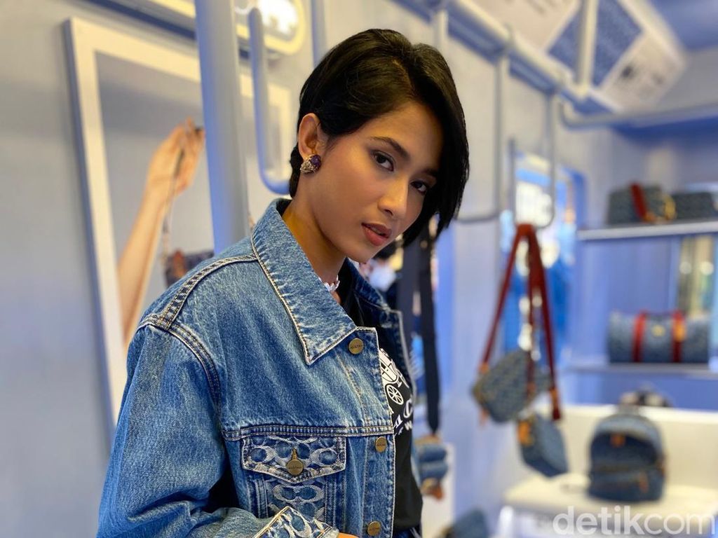 Foto: Gaya Denim on Denim Aghniny Haque yang Supercool, Bisa Jadi Inspirasi Foto: Gaya Denim on Denim Aghniny Haque yang Supercool, Bisa Jadi Inspirasi