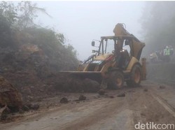Akses Padang-Solok Terputus Akibat Longsor di Sitinjau Lauik