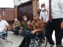 M Kace Hadiri Sidang Penganiayaan Irjen Napoleon Pakai Kursi Roda