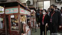 Momen Megawati-Puan Asyik Santap Bakso Usai Rakernas PDIP