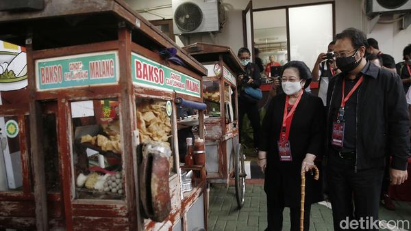 Momen Megawati-Puan Asyik Santap Bakso Usai Rakernas PDIP