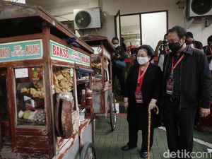 Momen Megawati-Puan Asyik Santap Bakso Usai Rakernas PDIP