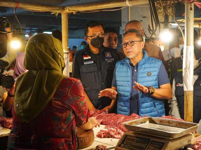 Mendag Pantau Harga Bahan Pokok di Pasar Kosambi Bandung