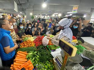 Blusukan ke Pasar Kosambi, Zulhas Borong Cabai-Daging Sapi