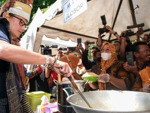 Intip Kelihaian Sandiaga saat Masak Mie Glosor Khas Desa Buluh Duri