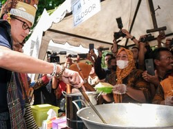 Intip Kelihaian Sandiaga saat Masak Mie Glosor Khas Desa Buluh Duri