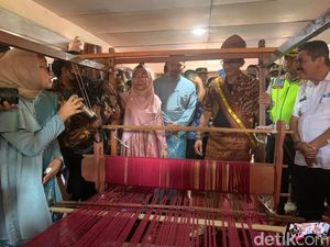 Penenun Songket di Puri Melayu Tebing Tinggi Curhat ke Sandiaga Uno