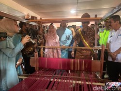 Penenun Songket di Puri Melayu Tebing Tinggi Curhat ke Sandiaga Uno
