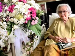 Doa Kesehatan untuk Eyang Meri Istri Jenderal Hoegeng yang Ultah Ke-97