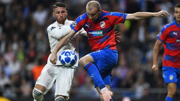 Real Madrid's Spanish defender Sergio Ramos (L) vies with Viktoria Plzen's Czech forward Michal Krmencik during the UEFA Champions League group G football match between Real Madrid CF and FC Viktoria Plzen at the Santiago Bernabeu stadium in Madrid on October 23, 2018. (Photo by GABRIEL BOUYS / AFP)