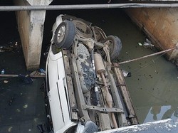 Detik-detik Fortuner Nyebur Kali di Tebet gegara Sopir Terima Panggilan HP