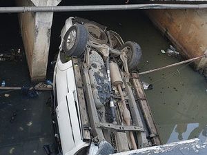 Detik-detik Fortuner Nyebur Kali di Tebet gegara Sopir Terima Panggilan HP Detik-detik Fortuner Nyebur Kali di Tebet gegara Sopir Terima Panggilan HP