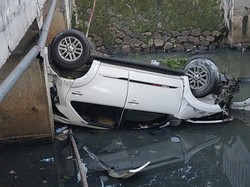 Mobil Fortuner Nyemplung ke Kali di Tebet gegara Sopir Mau Ambil HP!