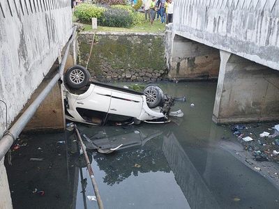 Penampakan Mobil Fortuner Nyemplung ke Kali di Tebet