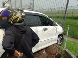 Sopir Mengantuk, Mobil Tabrak 3 Motor-Pagar Jl Perimeter Bandara Soetta