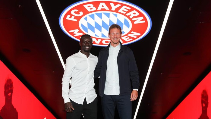 MUNICH, GERMANY - JUNE 22: New signing Sadio Mane of Bayern Muenchen poses with Coach Julian Nagelsmann of Bayern Muenchen as he is presented during a press conference at Allianz Arena on June 22, 2022 in Munich, Germany. (Photo by Stefan Matzke - sampics/Corbis via Getty Images)