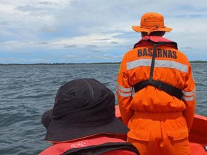 Operasi SAR Dihentikan, 6 Penumpang Kapal Tenggelam di Batam Belum Ditemukan Operasi SAR Dihentikan, 6 Penumpang Kapal Tenggelam di Batam Belum Ditemukan