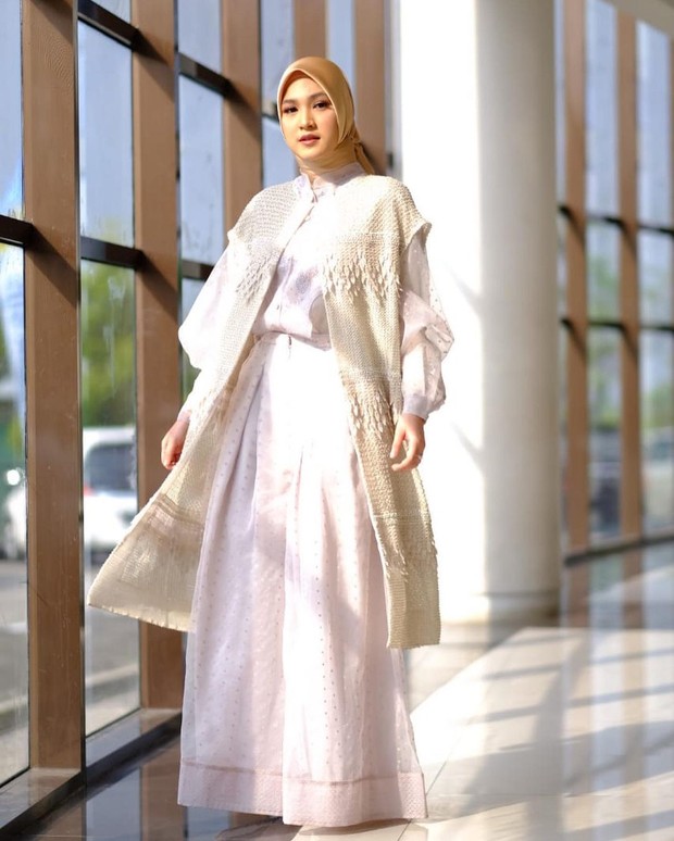 Bisa contek gaya Cut Syifa yang memakai pakaian muslim untuk ke acara formal seperti look berikut ini.
