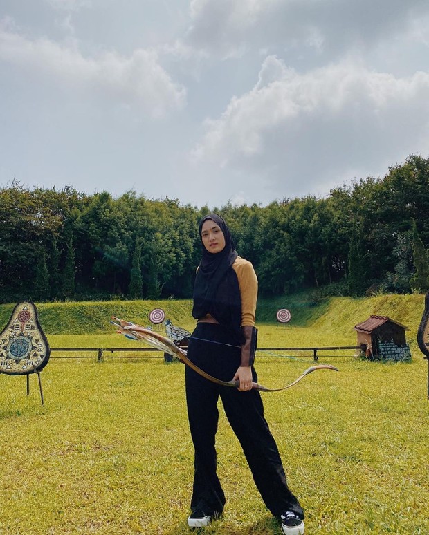 Outfit casual untuk olahraga memanah inspirasi by Cut Syifa.