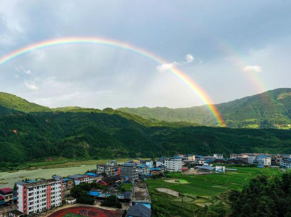 Pelangi Ganda Hiasi Langit China, Indah Banget