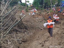 Makam Dibongkar-Ratusan Jenazah Dipindahkan Imbas Proyek Tol KLBM