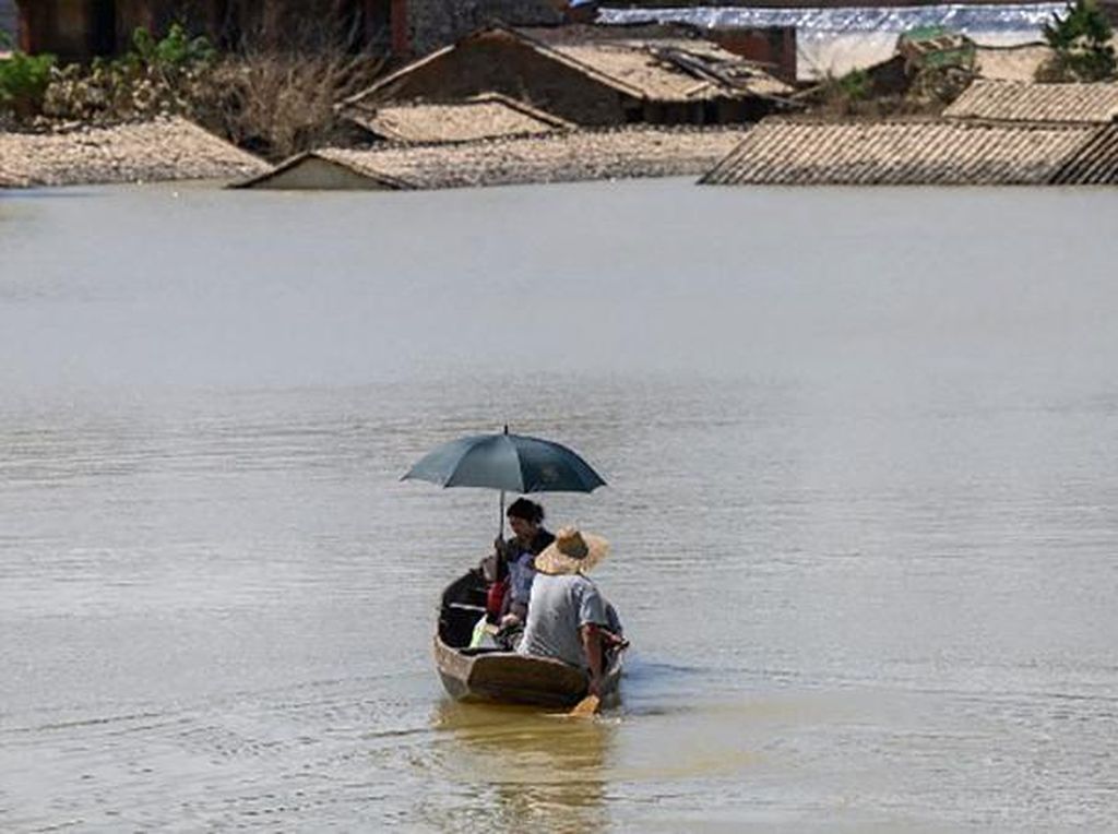 Penampakan Banjir Setinggi Atap di China