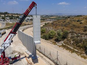 Penampakan Tembok Beton 9 Meter yang Dibangun Israel di Tepi Barat