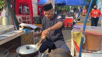 Gurih Legit! Kerak Telor di PRJ Racikan Pak Murtaha