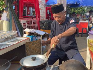 Gurih Legit! Kerak Telor di PRJ Racikan Pak Murtaha