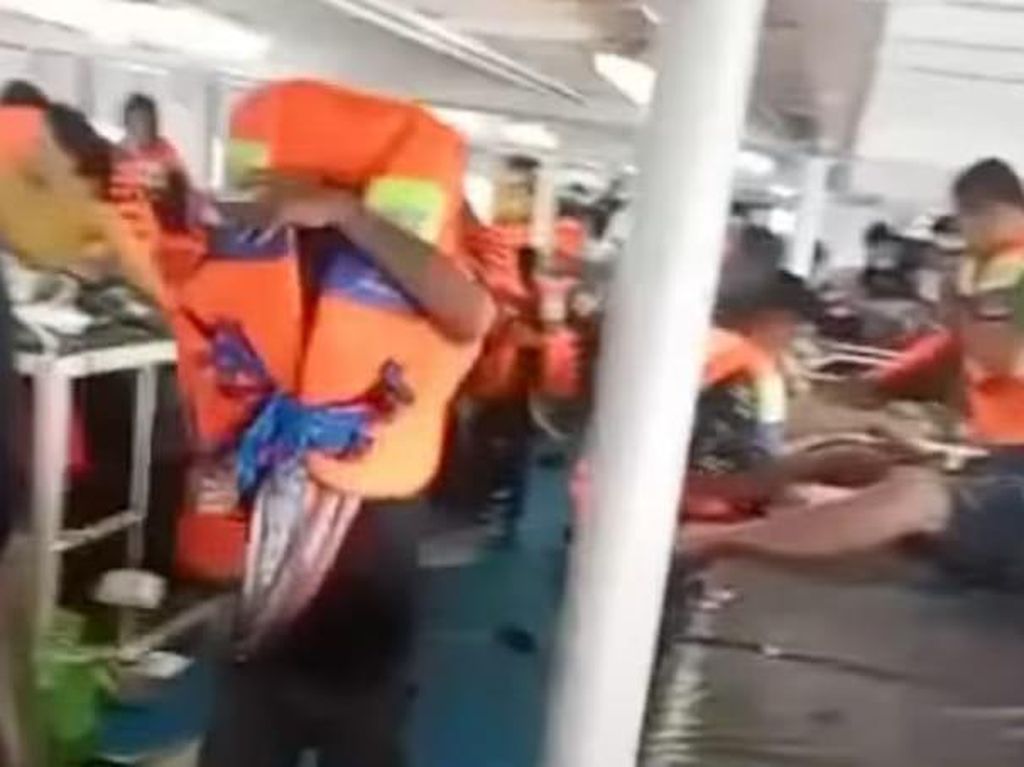 Kapal Dihantam Ombak di Perairan Buton, Penumpang Berebut Pelampung