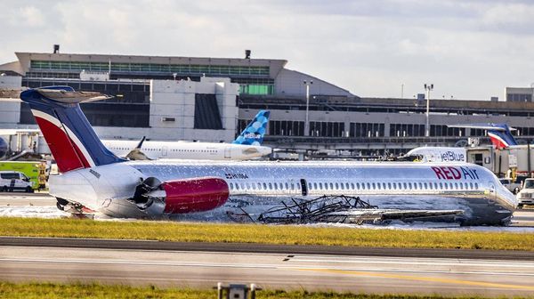 Pesawat Red Air Tergelincir dan Terbakar di Bandara Miami