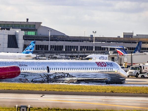 Pesawat Red Air Tergelincir dan Terbakar di Bandara Miami