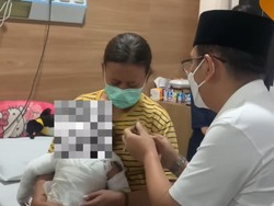 Pj Bupati Bekasi Jenguk Korban Penyiraman Air Keras, Jamin Pengobatan