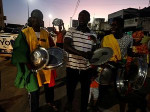 Warga Senegal Pukul Panci dan Wajan di Jalan, Ada Apa?