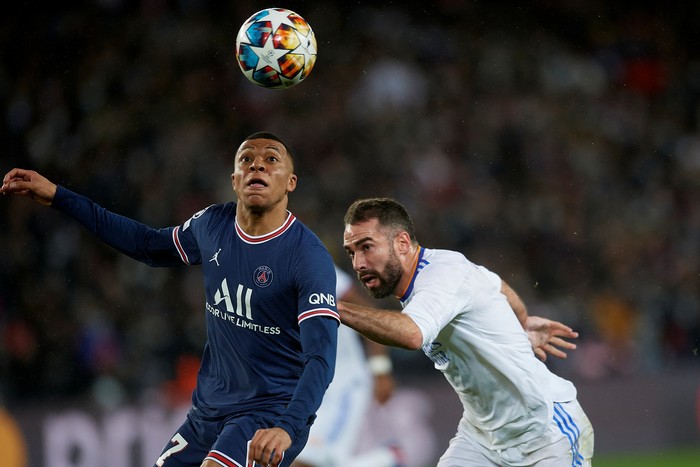 Kylian Mbappe of PSG and Daniel Carvajal of Real Madrid compete for the ball during the UEFA Champions League Round Of Sixteen Leg One match between Paris Saint-Germain and Real Madrid at Parc des Princes on February 15, 2022 in Paris, France. (Photo by Jose Breton/Pics Action/NurPhoto via Getty Images)