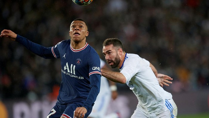 Kylian Mbappe of PSG and Daniel Carvajal of Real Madrid compete for the ball during the UEFA Champions League Round Of Sixteen Leg One match between Paris Saint-Germain and Real Madrid at Parc des Princes on February 15, 2022 in Paris, France. (Photo by Jose Breton/Pics Action/NurPhoto via Getty Images)