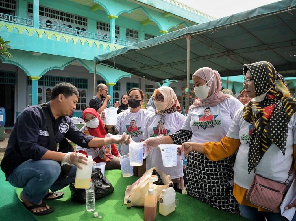 Relawan Sandiaga Gelar Pelatihan Bikin Sabun Cuci untuk Emak-emak
