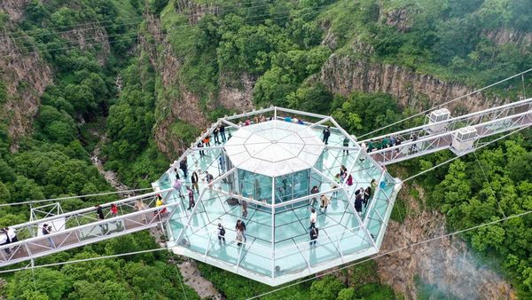 Potret Restoran Kaca yang Menggantung 274 Meter di Atas Ngarai
