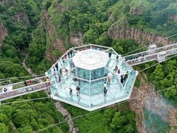 Ada Restoran Kaca yang Menggantung 274 Meter di Atas Ngarai!