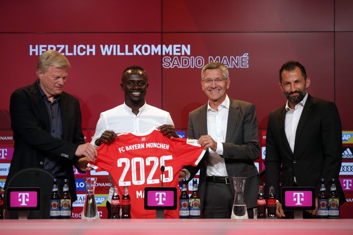 Sadio Mane MUNICH, GERMANY - JUNE 22: Sadio Mane (2L) is presented as new player of FC Bayern Munchen by members of the board (L-R) Oliver Kahn, Herbert Hainer and Hasan Salihamidzic at Allianz Arena on June 22, 2022 in Munich, Germany. (Photo by Johannes Simon/Getty Images)
