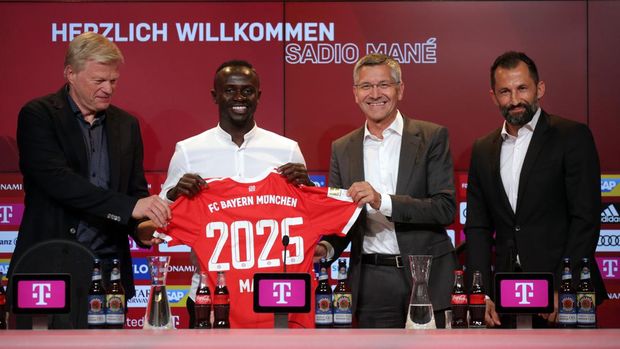 MUNICH, GERMANY - JUNE 22: Sadio Mane (2L) is presented as new player of FC Bayern Munchen by members of the board (L-R) Oliver Kahn, Herbert Hainer and Hasan Salihamidzic at Allianz Arena on June 22, 2022 in Munich, Germany. (Photo by Johannes Simon/Getty Images)