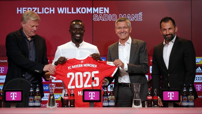 Sadio Mane MUNICH, GERMANY - JUNE 22: Sadio Mane (2L) is presented as new player of FC Bayern Munchen by members of the board (L-R) Oliver Kahn, Herbert Hainer and Hasan Salihamidzic at Allianz Arena on June 22, 2022 in Munich, Germany. (Photo by Johannes Simon/Getty Images)