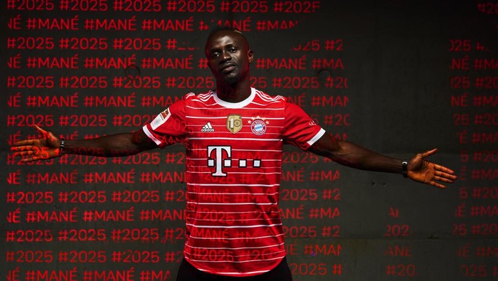 MUNICH, GERMANY - JUNE 21: Newly signed player of FC Bayern Muenchen Sadio Mane poses for a picture on June 21, 2022 in Munich, Germany.  (Photo by S. Mellar/FC Bayern via Getty Images)