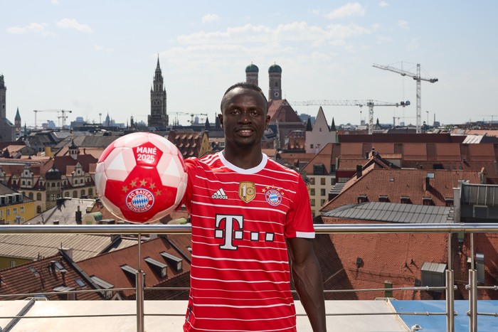 Sadio Mane MUNICH, GERMANY - JUNE 21: Newly signed player of FC Bayern Muenchen Sadio Mane poses for a picture on June 21, 2022 in Munich, Germany. (Photo by S. Mellar/FC Bayern via Getty Images)